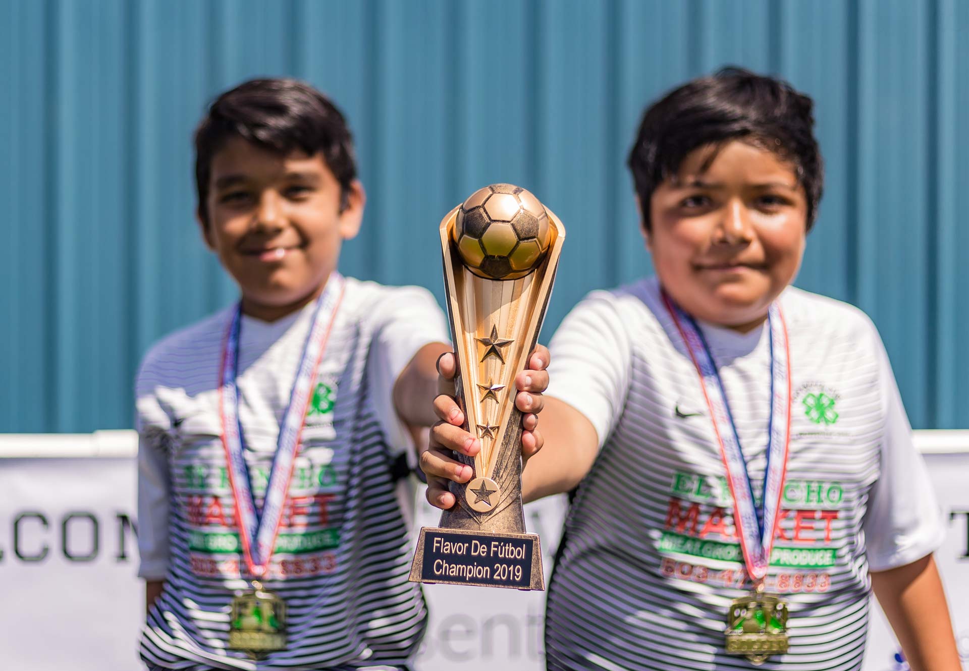 Flavor de Fútbol Cup champions celebrating